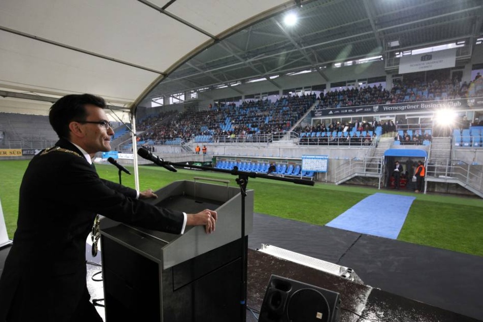 Machte im Regen das Beste draus: TU-Rektor Gerd Strohmeier (41) hatte bei
seiner Rede zum Glück ein Dach über dem Kopf.