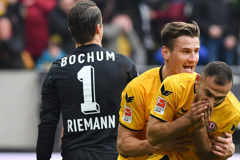 Zweimal konnten die Dynamos den Bochumer Schlussmann überwinden. Hier freuen sich Stefan Kutschke und Akaki Gogia.
