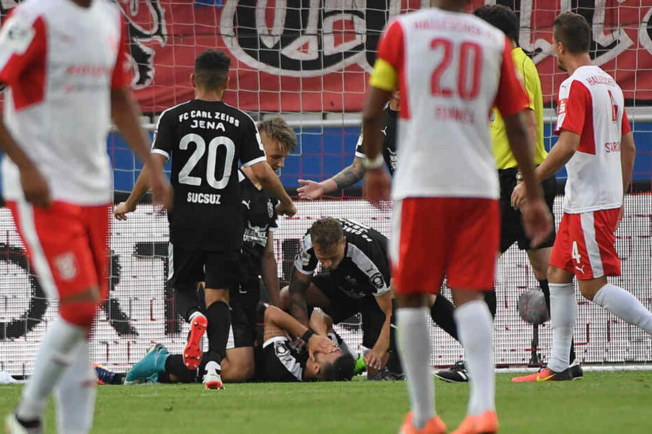 2:0-Torschütze David Tuma wird von seinen jubelnden Mannschaftskollegen begraben.