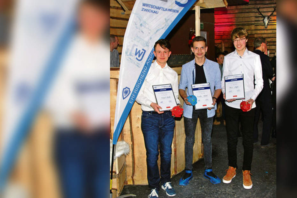 Nicolaus Blank (Mitte) gewann beim Schülerquiz "Wirtschaftswissen im Wettbewerb" den ersten Preis und ein Siegergeld von 200 Euro.
