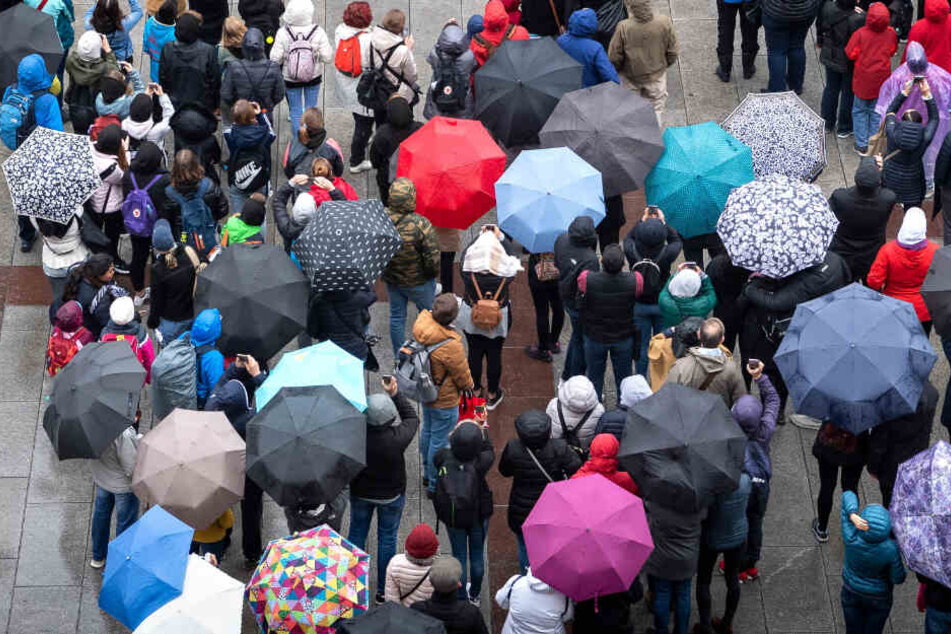 Das Wetter zeigt sich zum Wochenbeginn nicht von seiner besten Seite. (Symbolbild)