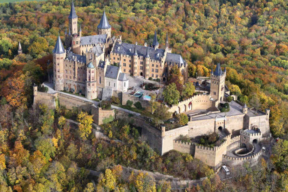 Die Burg Hohenzollern umrahmt vom herbstlichen Wald im vergangenen Jahr.