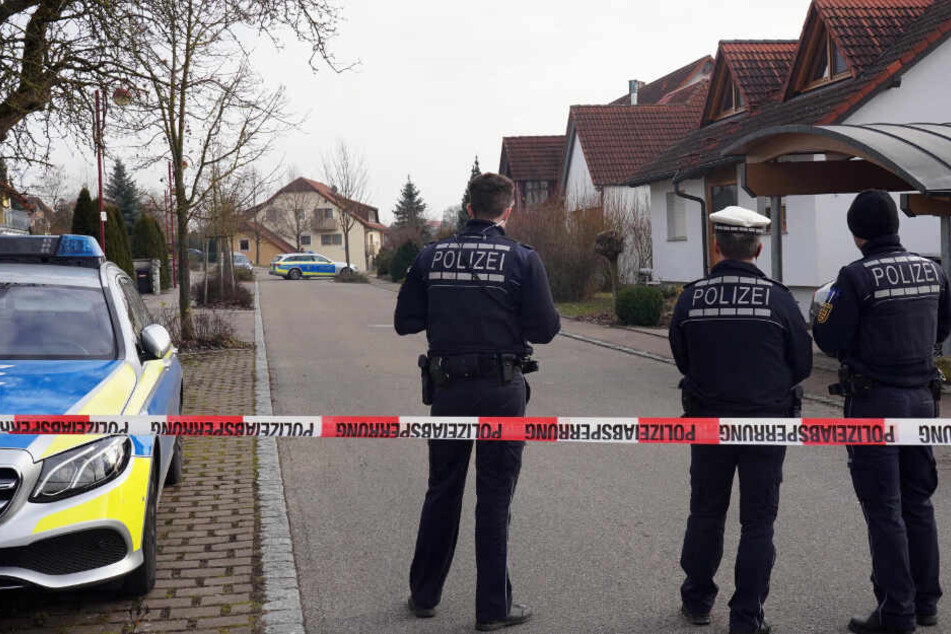 Polizisten sperren am Samstag eine Zufahrt in Rot am See ab.