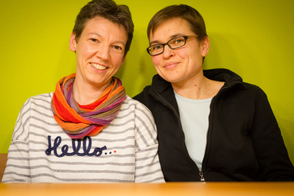 Das gleichgeschlechtliche Paar Katja (l.) und Katharina (r.) sitzt in seiner Wohnung. Das Paar hatte sich 2015 in der evangelischen Kirche segnen lassen, die Segnung wurde jedoch nicht in den Kirchenmitteilungen öffentlich gemacht.