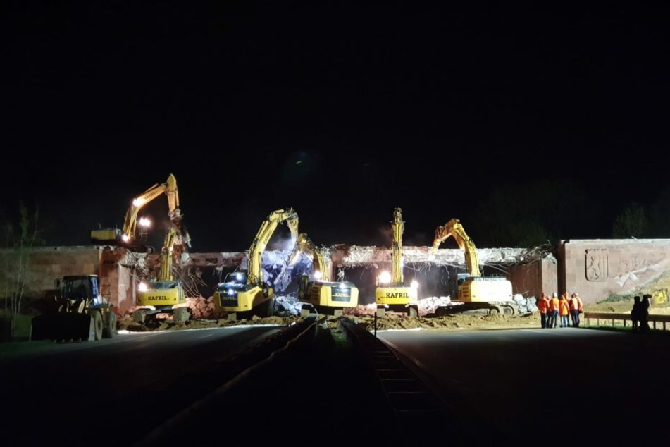 Ganze sechs Bagger haben in der Nacht zu Sonntag die Brücke der Riesaer Straße über die A14 abgerissen.