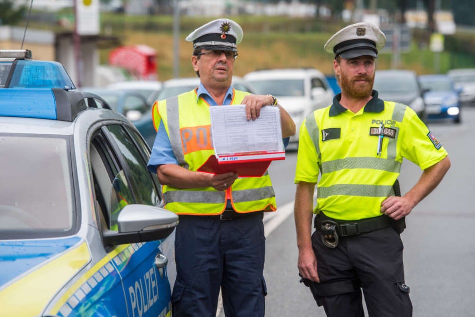 Tschechische und deutsche Polizisten beobachten den Verkehr - hier Ladislav Marek (37, r.) und Gunter Hörl (59).