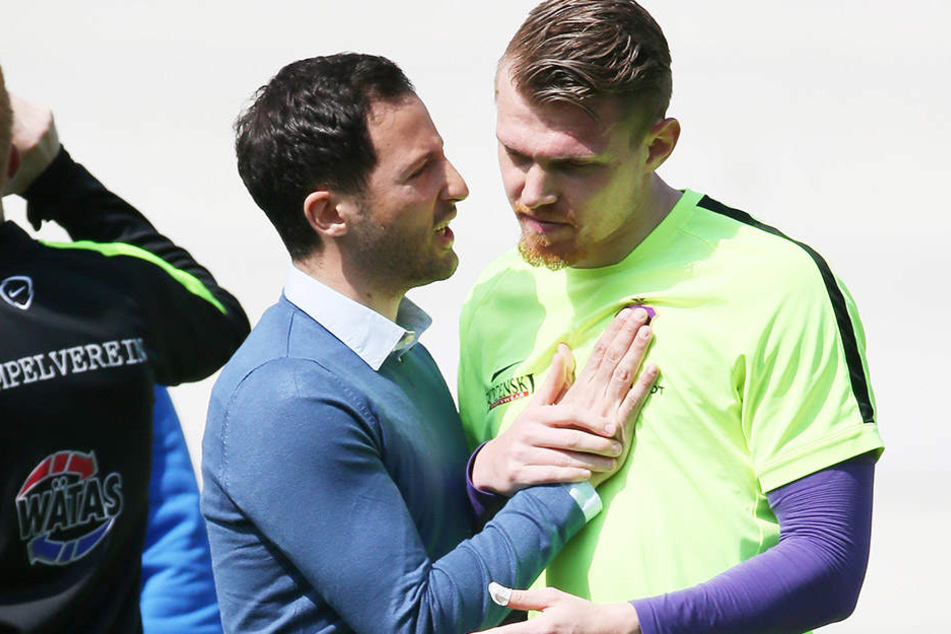 "Junge, bleib' bei mir", scheint Aues Trainer Domenico Tedesco (li.) seinen Abwehrrecken Steve Breitkreuz zu beschwören.
