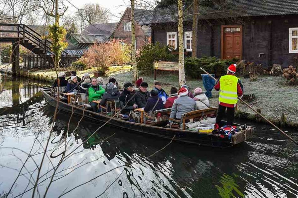 Auch in der kalten Jahreszeit sind Kahnfahrten im Spreewald beliebt.
