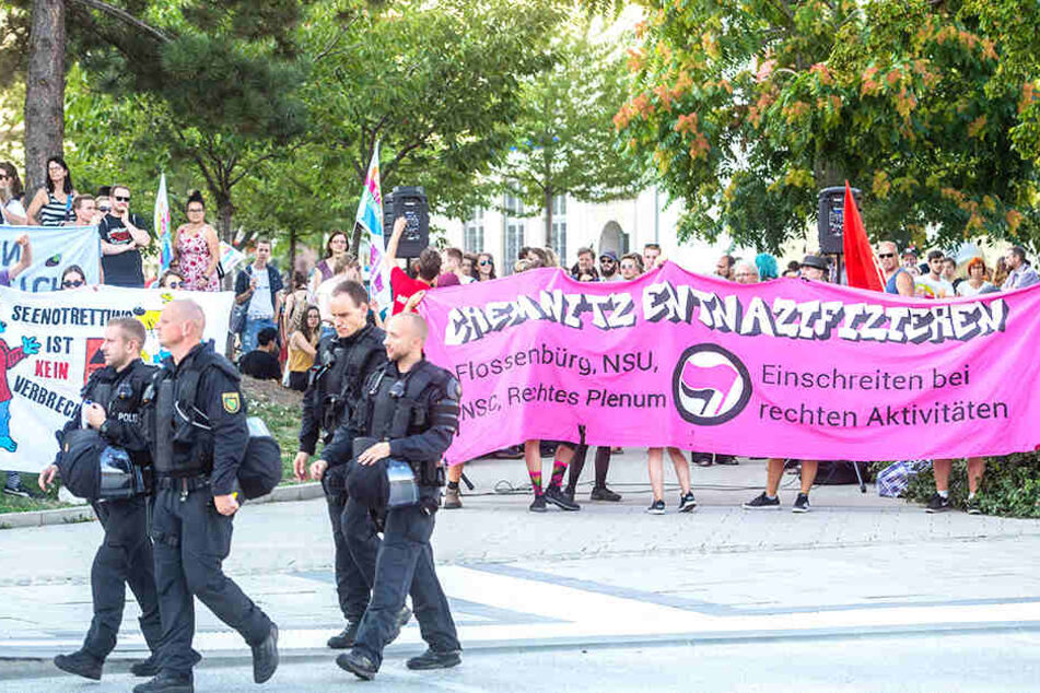 Die Polizei zeigte auch am Rand der Gegendemo des Bündnisses Chemnitz nazifrei Präsenz..