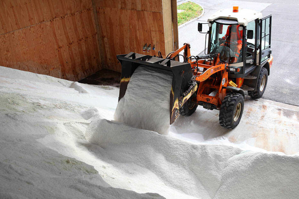 Derzeit füllen Sachsens Autobahnmeister wieder die Salzlager. Noch weiß niemand, wie hart der kommende Winter wird.