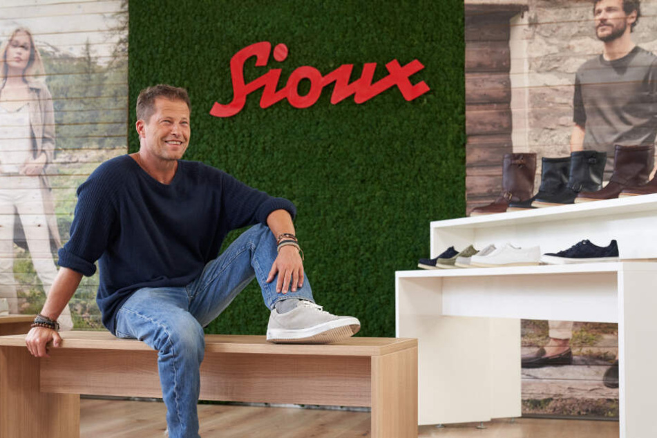 Til Schweiger bei schwäbischen Schuhhersteller Sioux.