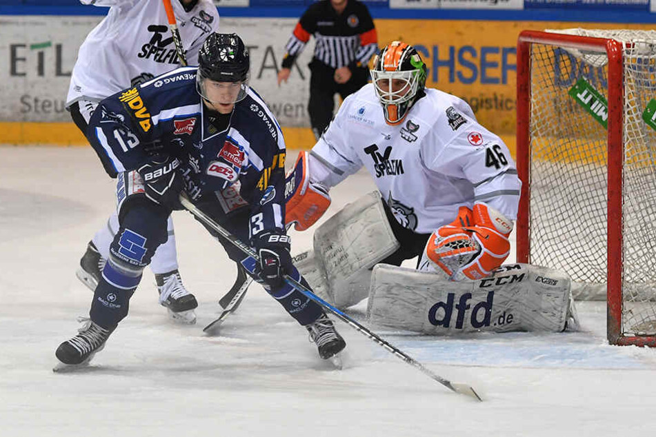Die Eispiraten können heute auf Förderlizenzspieler Christoph Körner (v., im Trikot der Eislöwen) bauen.