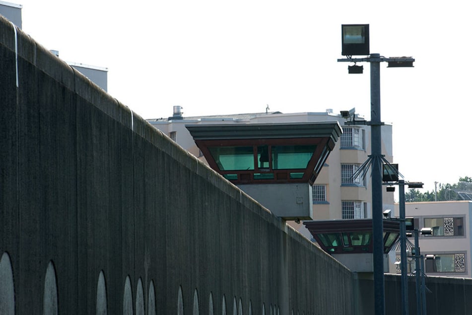 Sicherheitsleuchten und Überwachungskameras sind am vor einem Gebäude auf dem Gelände der Justizvollzugsanstalt Tegel zu sehen.
