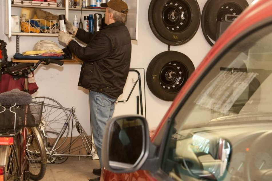 So wie auf dem Foto prüfte der Mann seinen Garagenbestand und stellte fest, dass u.a. seine blaue Schwalbe und ein Werkzeugkasten fehlten. (Symbolbild)