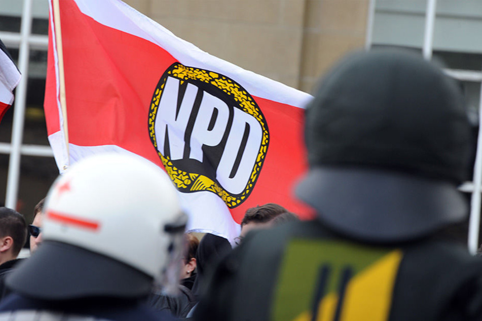 Die NPD will sich nicht an Regeln halten und lautstark gegen die Bundeskanzlerin demonstrieren.