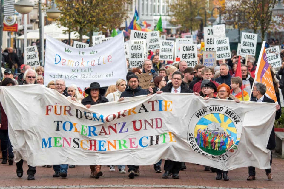 Rund 1500 Menschen demonstrierten in Bad Segeberg gegen Neonazis.