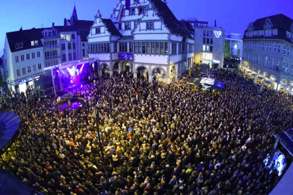 Volle Hütte beim Open-Air-Konzert von Glasperlenspiel beim Paderborner Frühlingsfest.