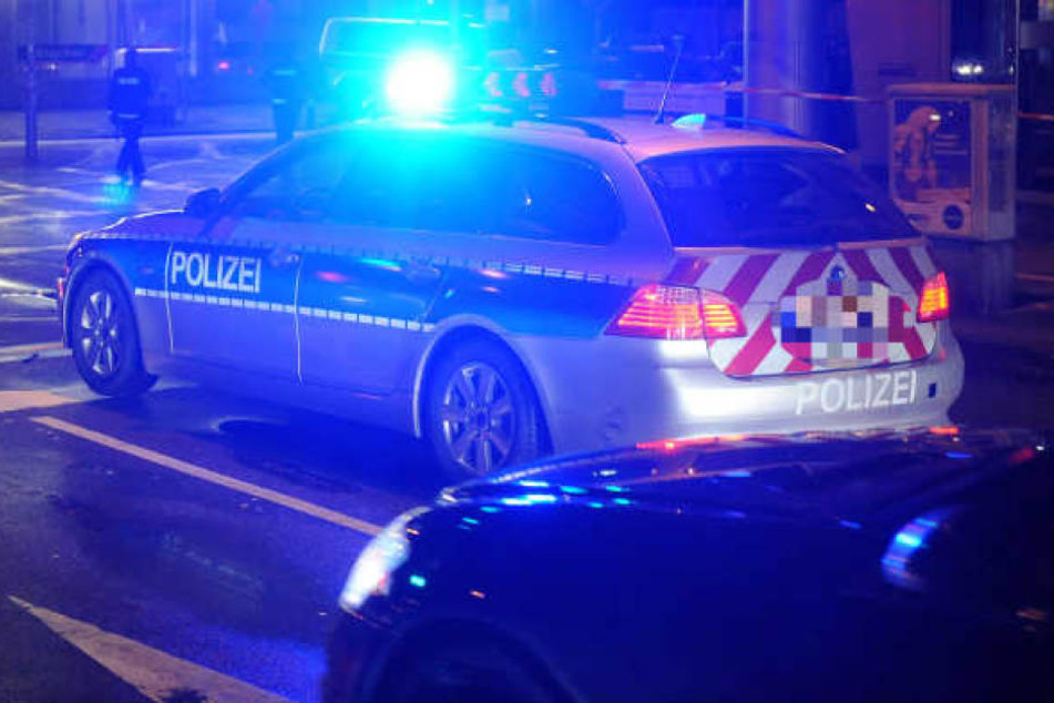Die vier Anwohner konnten den Mann überwältigen, fast zur selben Zeit traf die Polizei ein. (Symbolbild)