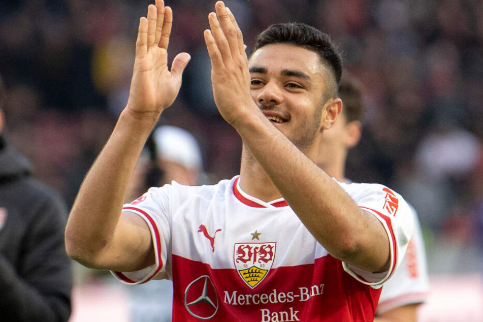 Lässt sich nach seinen zwei Treffern im Spiel gegen Hannnover 96 von den VfB-Fans feiern: Ozan Kabak.