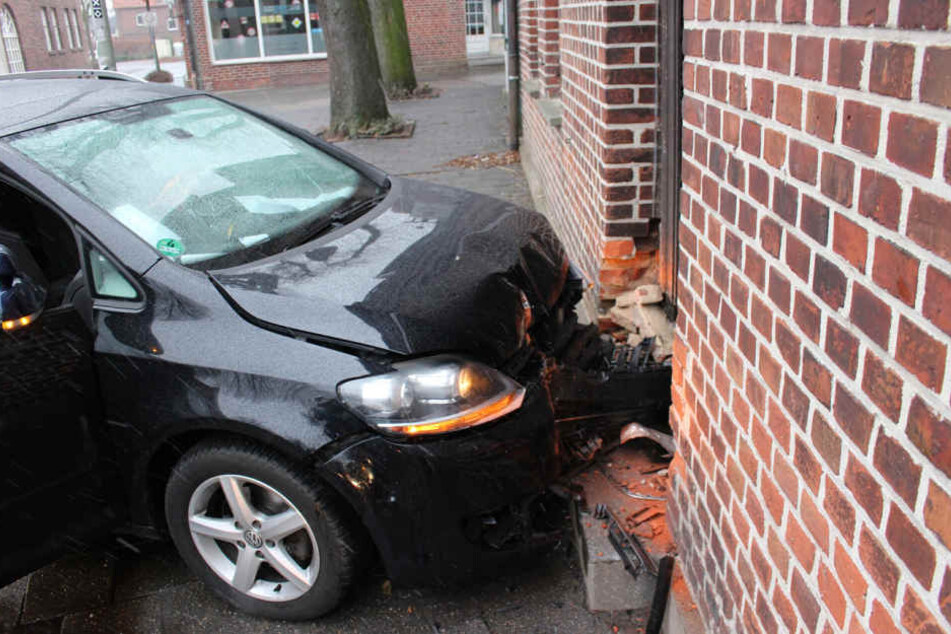 So ähnlich könnte es ausgesehen haben, als ein führerloses Fahrzeug Sonntagabend gegen eine Hauswand krachte. (Symbolbild)
