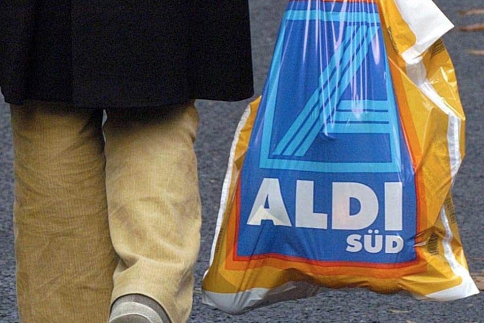 ALDI wird in Zukunft nicht nur auf Plastik- sondern auch auf Papiertüten verzichten.
