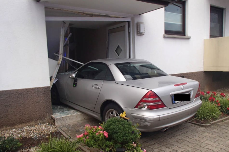 Den Hauseingang ist nach dem Unfall kaum noch als solcher auszumachen.
