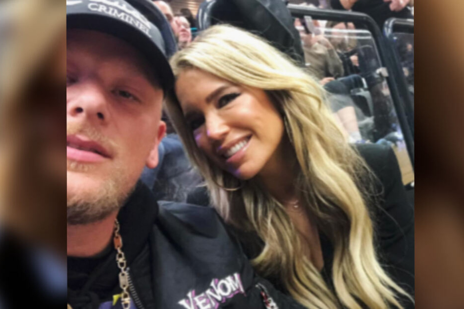 Bonez MC und Sylvie Meis bei einem Basketballspiel der Hamburg Towers.