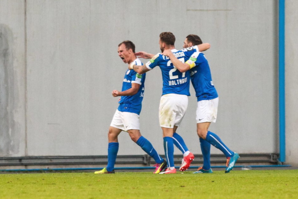 Tobias Jänicke von Hansa Rostock nutzte das Chemnitzer Taumeln und traf zum 1:3.