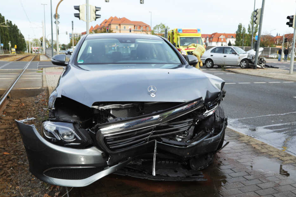 An der Front des Mercedes entstand großer Schaden.