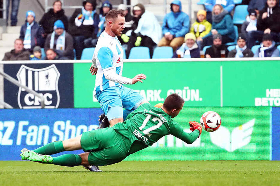 Zumindest im Hinspiel konnte Tobias Müller (hier gegen FCO-Keeper Jan Konecny) gegen die Elf aus seiner Geburtsstadt mitwirken.