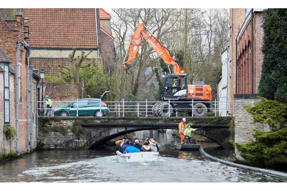 Arbeiter beim verlegen der Bierleitung (rechts im Wasser).