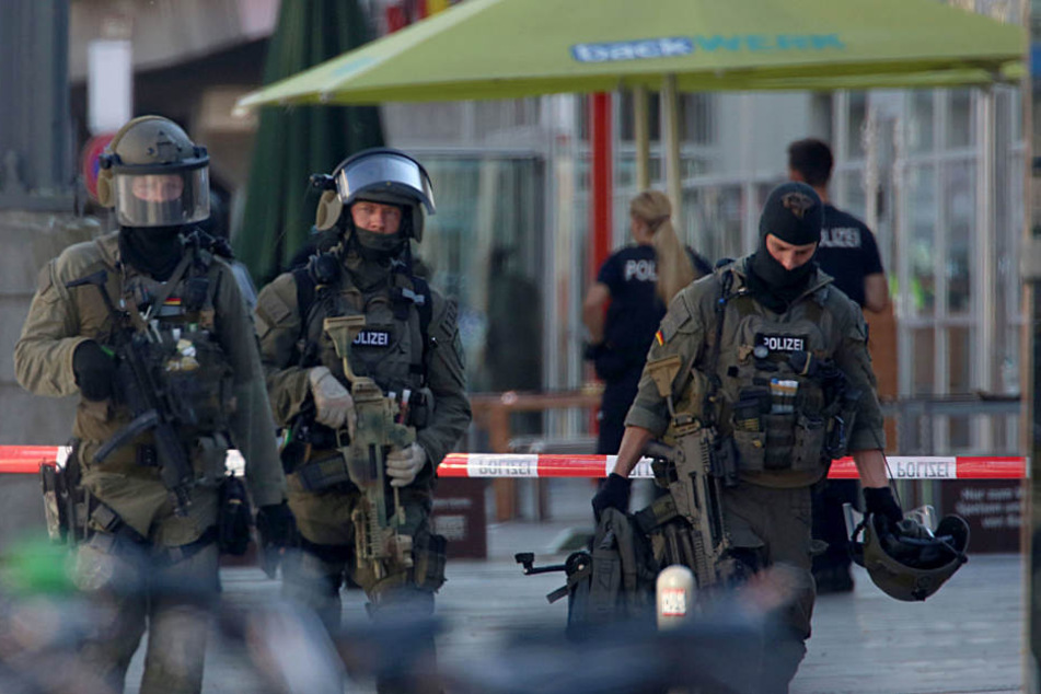 SEK-Beamte nach dem Einsatz am Kölner Hauptbahnhof.