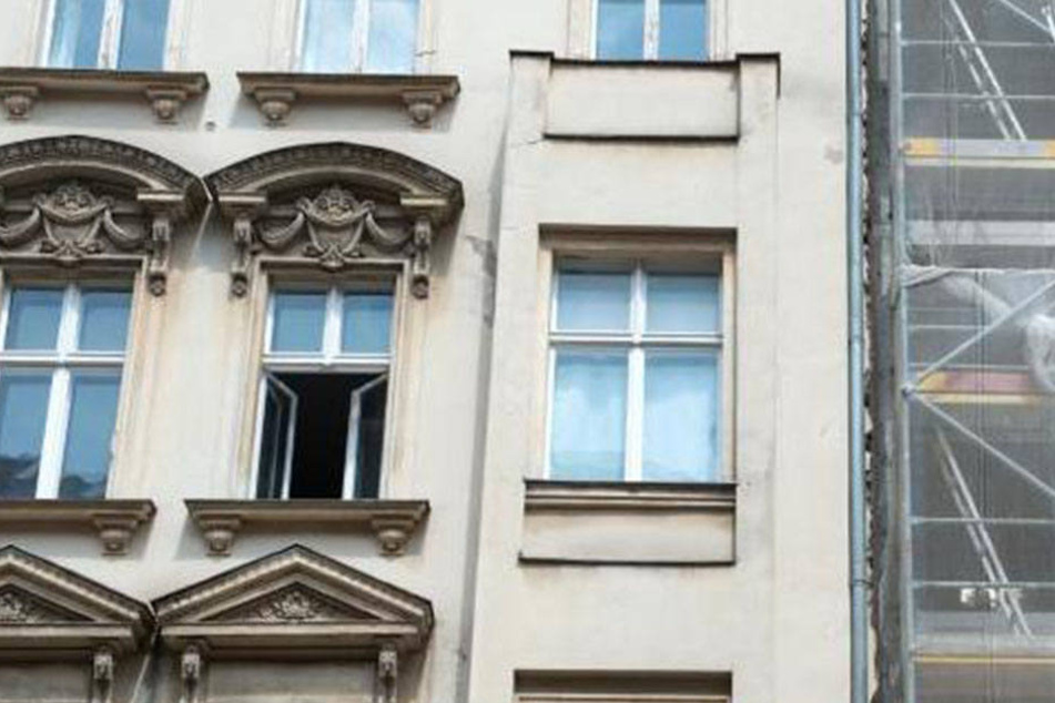 Dass er keinen Balkon besitzt, war dem 20-Jährigen wohl entfallen. Er stürzte vier Meter in die Tiefe. (Symbolbild)