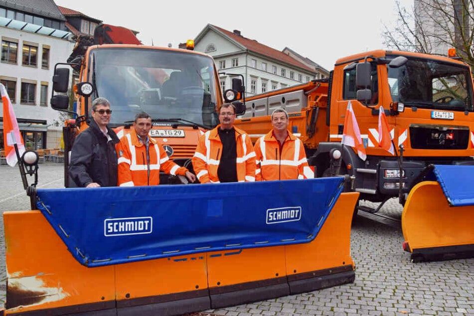 Zwei der fünf großen Räumfahrzeuge in Eisenach.