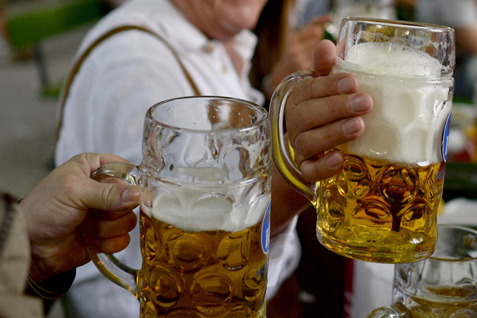 Worauf die Deutschen anstoßen, ist eigentlich egal. Hauptsache, es ist mit Bier.