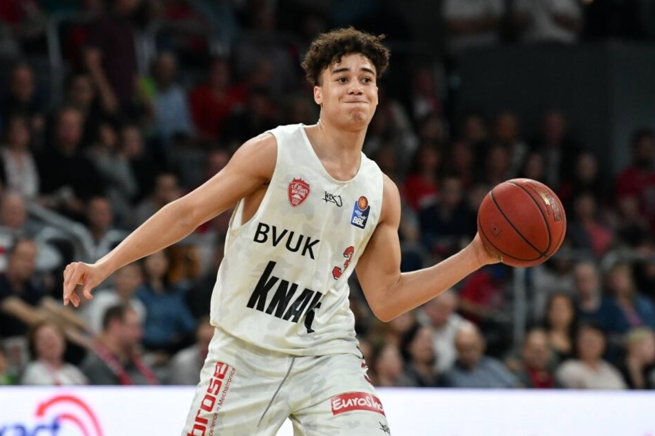 Joshua Obiesie will in die NBA.