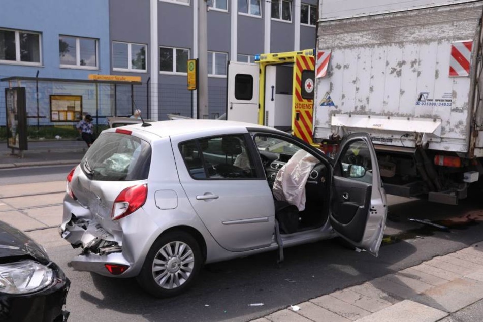An der Kreuzung Hamburger Straße stießen mehrere Fahrzeuge ineinander.