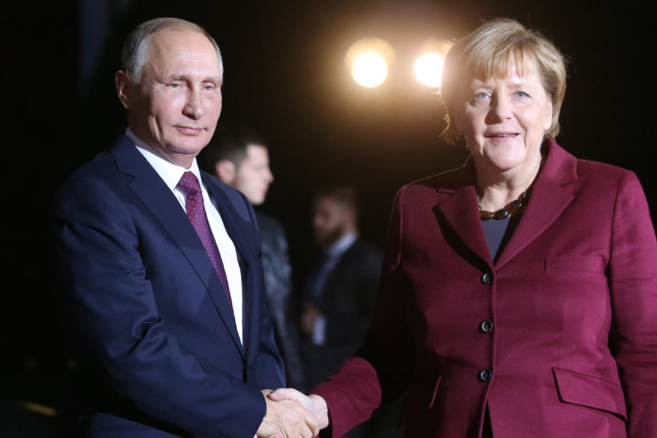 Putin (64) erschien mit etwa 30 Minuten Verspätung gegen 18.30 Uhr zu den Gesprächen - hier mit Angela Merkel (62, CDU).