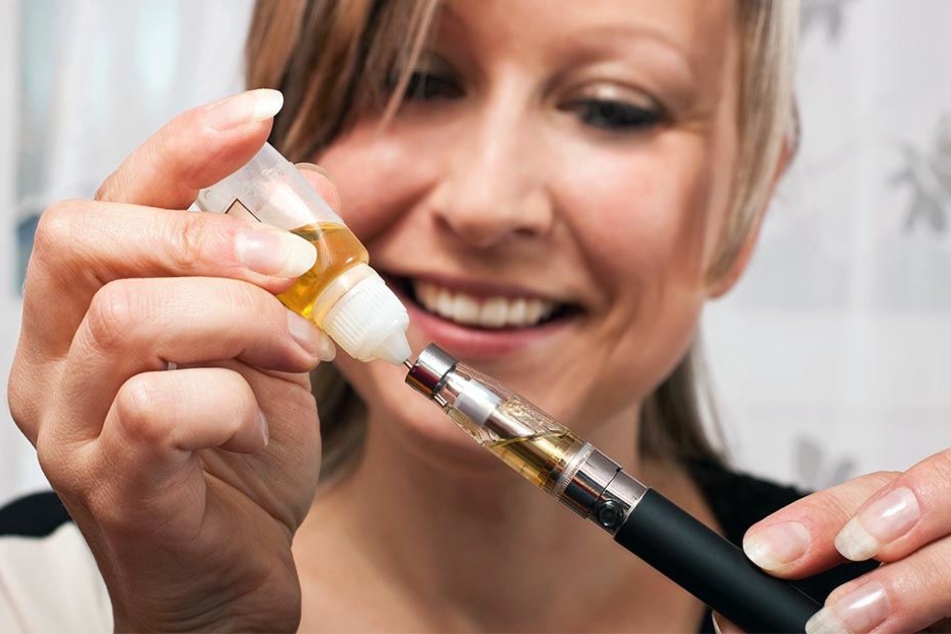 Bevor E-Zigaretten geraucht werden, versetzen viele ihre Liquids mit Aromastoffen.