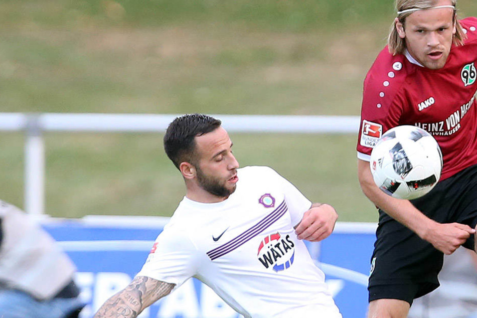 Eine Szene vom Juli 2016: In Halberstadt trennten sich Aue und Hannover 3:3. Hier versucht FCE-Kicker Galgero Rizzuto (l.) gegen Ivar Fossum zu klären.