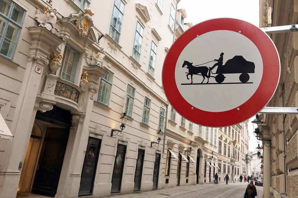 In einer Wiener Straße sind Pferdekutschen verboten.