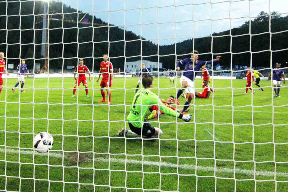 Vorerst gedreht: Simon Skarlatidis sticht zum 2:1 für die Veilchen.