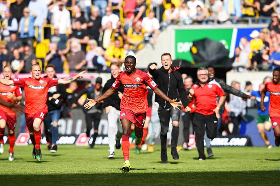 Riesenjubel bei Paderborn: Der SCP stieg trotz einer 1:3-Niederlage in Dresden in die 1. Bundesliga auf.