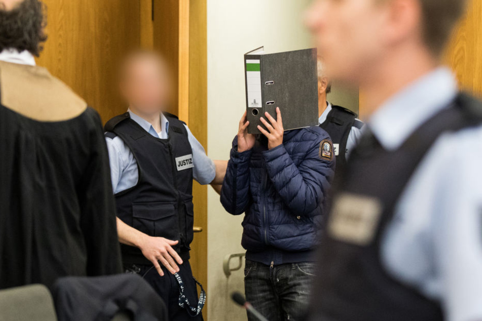 Einer der Angeklagten im Vergewaltigung-Prozess beim Gang in den Gerichtssaal.