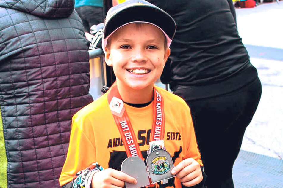 Aiden Jaquez (11) ist stolz über jede Medaille, die er nach einem erfolgreichen Halbmarathon bekommt.