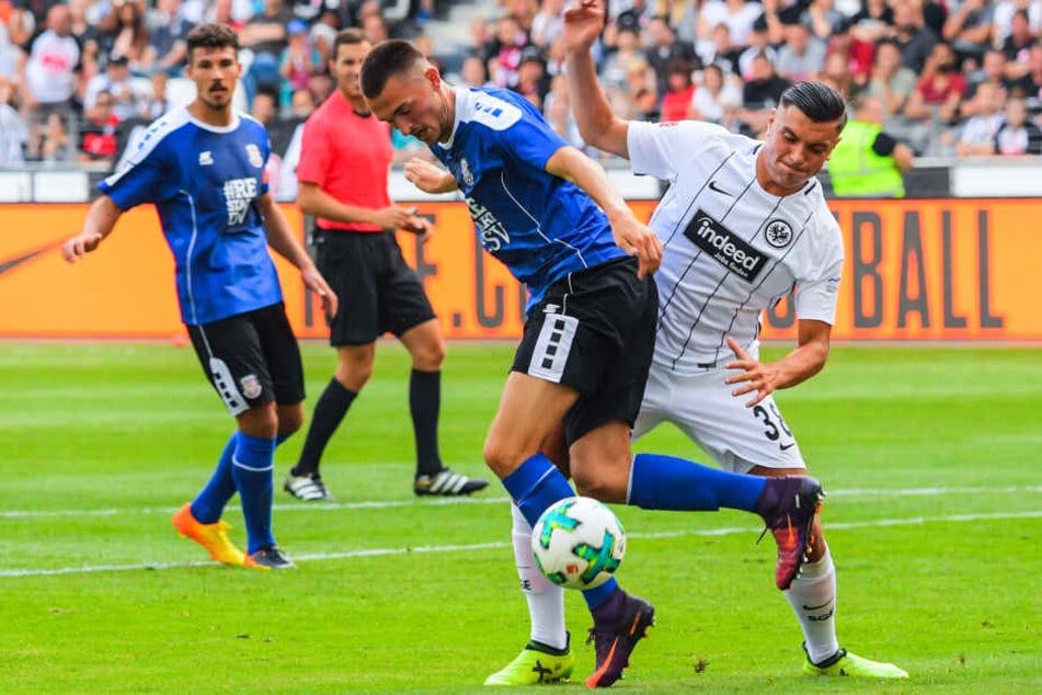 Problem-Kicker Renat Dadashov (re.) wird wohl nicht mehr für die Eintracht auflaufen.