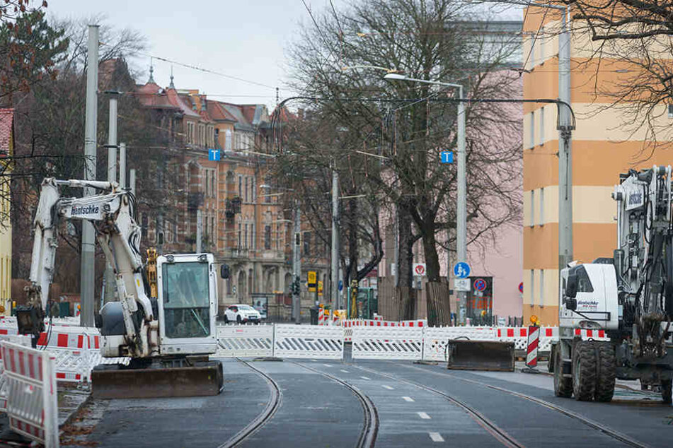 Noch stehen die letzten Bagger an der Haltestelle "Hugo-Bürkner-Straße". Ab Dienstag fahren hier wieder die Straßenbahnen 9 und 13 entlang.