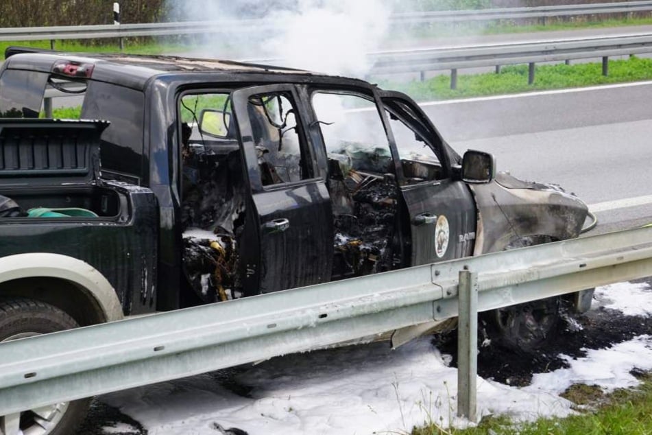 Auf der A4 brannt am Montagvormittag ein Dodge Ram.