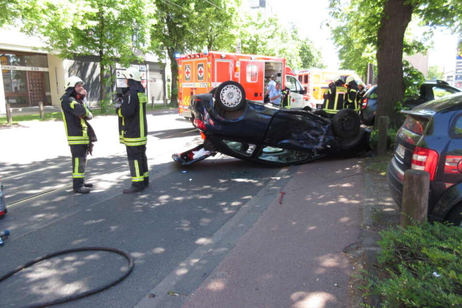 Für die Dauer der Unfallaufnahme war die Siegburger Straße gesperrt.