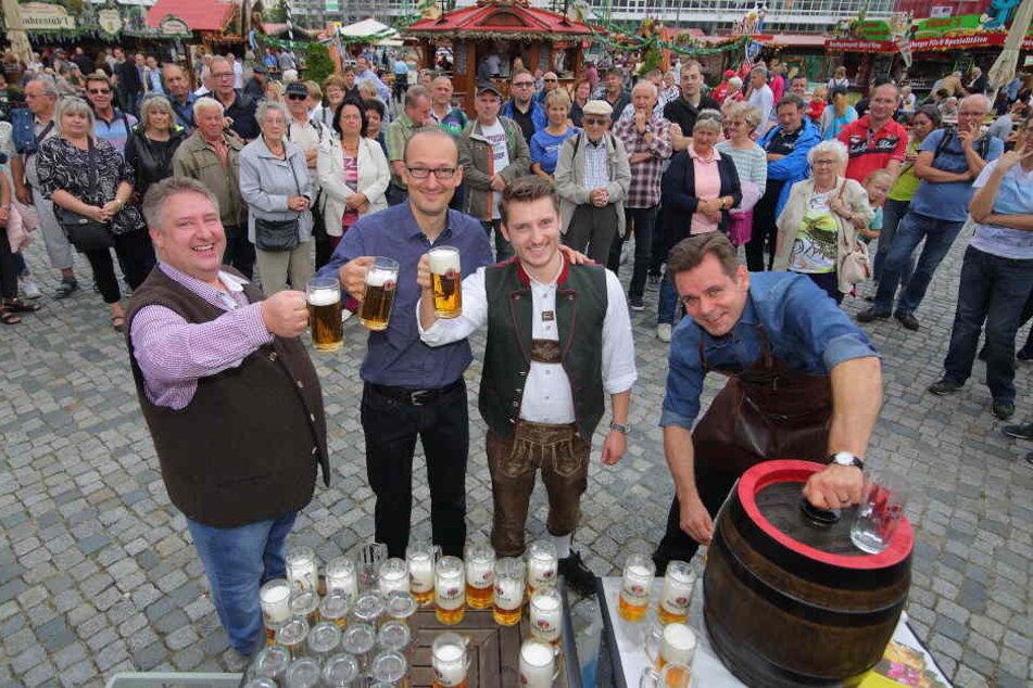 Fassanstich mit Happy End: Heiko Meyer (54, v.l.), Dr. Robert Franke (40),
Patrick Liebig (28) und Michael Schulze (46) prosten sich zu.